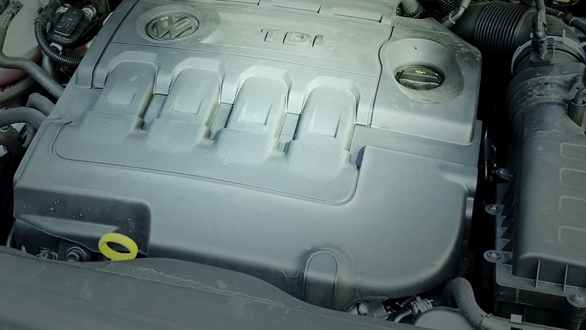 Un tehnician CarAudit inspectând o mașină rulată